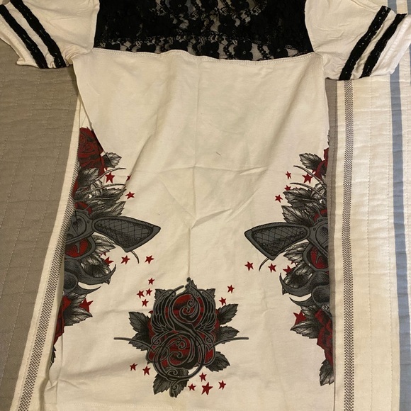 Sinful Graphic Tee with Roses - Picture 2 of 3
